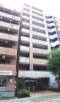 ネバーランド上野松が谷_外観1｜ネバーランド上野松が谷は、平成14年築、12階建てのマンションです。建物正面には低木の植栽が施され、通り沿いに調和した佇まいです。