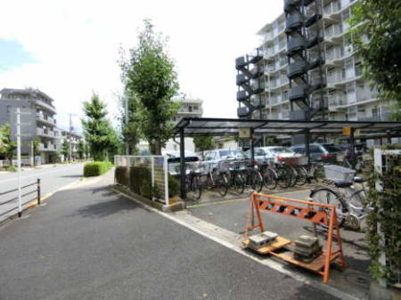 パークライフ綾瀬　共用部4｜駐輪場・駐車場は多数の分が用意されています。