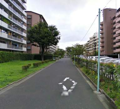 すまいる亀有５号棟周辺２｜すまいる亀有の敷地周辺。緑地とベンチ、広場が整備されており、居住者がゆったりと過ごせる空間が広がっています。
