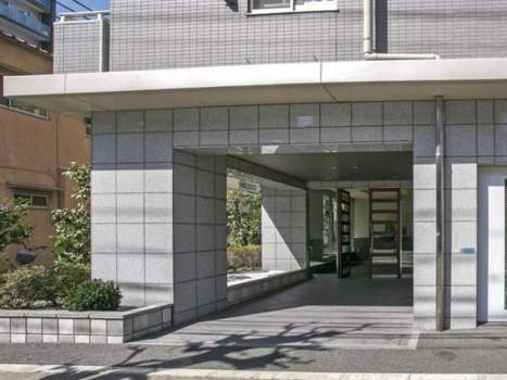 日神デュオステージ浅草今戸2｜建物1階部分にピロティを備え、タイル張りの外壁と植栽が確認できる。歩道から段差のない設計で、入りやすい印象を与えます。