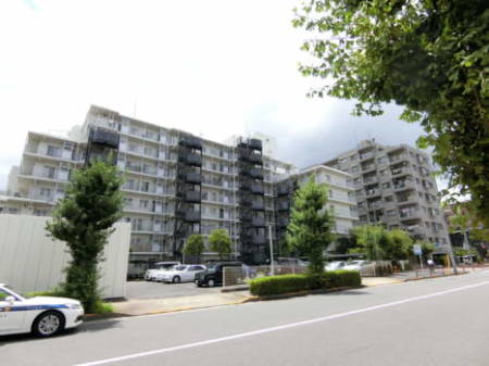 パークライフ綾瀬　外観6｜７０戸８階建ての建物で、落ち着いたデザインになっています。駐車場も多くの分が準備されています。