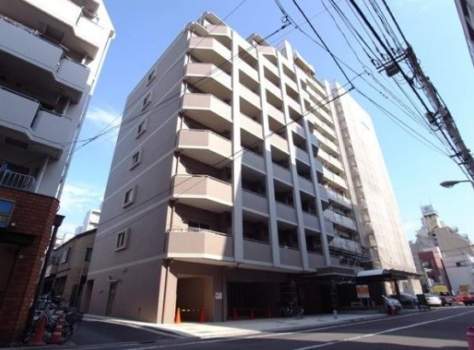 日神デュオステージ三ノ輪｜日神デュオステージ三ノ輪の外観。ベージュ系タイル貼りの落ち着いたデザインで、9階建ての縦長フォルムが特徴です。前面道路は京町通りに面しています。