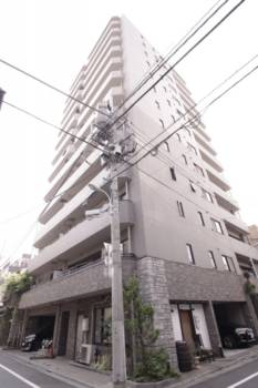 スカール築地は、平成11年築、グレー系タイル貼りの外壁と13階建ての高さが特徴で、周辺の建物の中でも存在感があります。築地エリアで新耐震基準を満たした希少なマンションです。