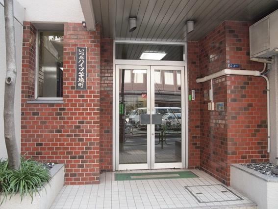 いづみハイツ茅場町エントランス｜エントランスは夜間オートロックになり安心です。