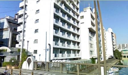 ブルーハイツ茅場町外観共用部｜ブルーハイツ茅場町は、建物自体が水面に面しています。