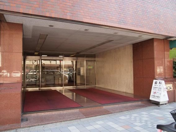 メゾン日本橋エントランス｜エントランスの横にはレストラン「ボンテ 浜町店」があります。