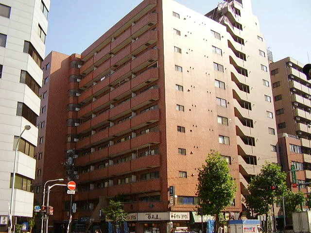 シャンボール日本橋は、赤レンガ調タイルが特徴で、周囲の街並みに落ち着きを与えるデザインです。昭和53年築の11階建てで、築年数を感じさせない管理状態の良さが印象的です。