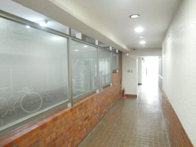 ワコー東日本橋マンション03｜建物内通路は、共用部としてしっかりと整備され、明るく清潔感があります。居住者の動線がスムーズに保たれる設計です。