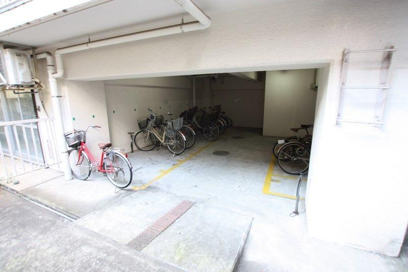 ワコー東日本橋マンション外観６｜駐輪場です。屋根付きで雨風から自転車を守ります。台数にもゆとりがあり、日常使いにも便利な設備です。