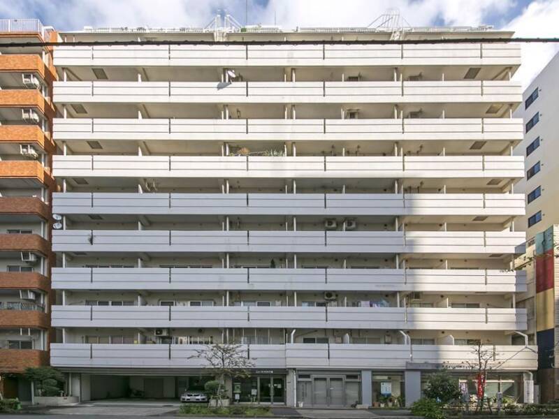 ニューハイツ八丁堀5｜ニューハイツ八丁堀は、地上１２階建ての中規模マンションで、ホワイト系タイルの落ち着いた外観が特徴です。前面道路は「リバー通り」に面しており、交通量も少なく静かな環境です。