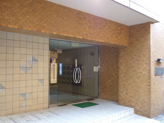 光建ハイムブリリアンス日本橋浜町四番館エントランス｜都営新宿線「浜町」駅、半蔵門線「水天宮前」駅、日比谷線他「人形町」駅、大江戸線他「森下」駅が利用できます。