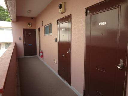 秀山コーポ目白台の上階の共用廊下の様子ですが、整然とした印象をうけました。