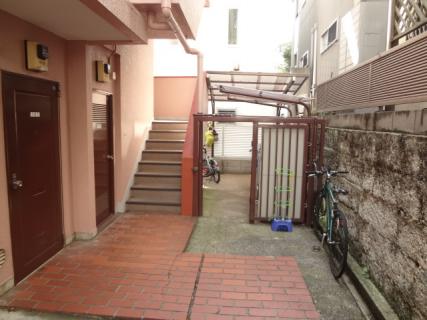秀山コーポ目白台の自転車置き場等は奥まったところにあります。全般的に整然とした印象ですが当番で掃除をしているとお聞きしました。