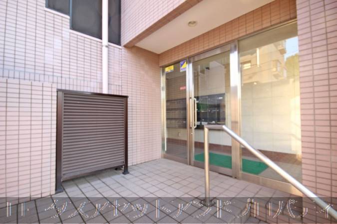 キャッスルマンション町屋壱番館 3｜整然としたエントランスの様子です。小規模のマンションですが管理体制は良好なようです。