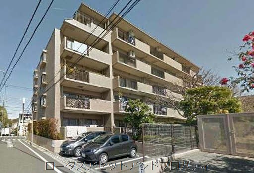 サンヴェール杉並善福寺公園の外観は、ベージュ系タイルを基調とした落ち着きある仕上がりで、穏やかな住宅地に馴染む佇まいです。緑に囲まれたエントランス前の植栽が、住まいに潤いを添えています。