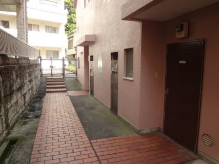 内部からエントランス方面を見た様子です。