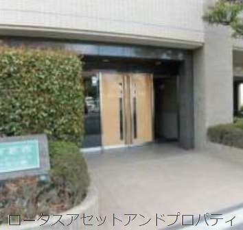 西葛西ガーデンハウス中央公園1022｜エントランスドアは木製の開き戸で、その周りはグレーの石張りで重厚感があります。