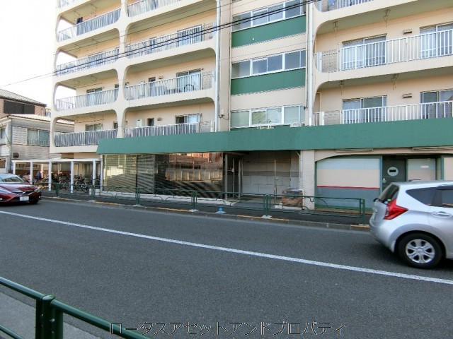 コンドミニアム上井草｜１階には小規模な店舗の屋号を掲げていましたが、2017年春の段階では営業を止めていたようです。