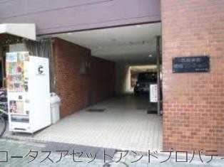四谷坂町永谷マンションエントランス｜石調タイルが施されたエントランスは、夜間や休日にオートロックが作動し、暮らしの安心感を支えています。
