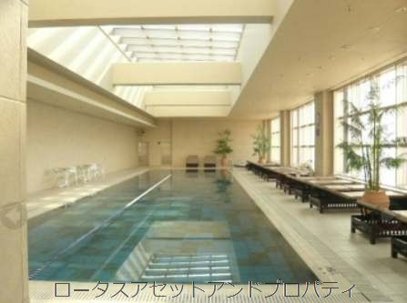 オリゾンマーレ共用部｜プールは、木目調とガラス素材で落ち着いた雰囲気を演出。都会にいながらリゾートのような開放感が楽しめる共用施設の一つです。