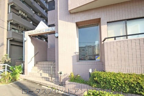 キャッスルマンション町屋壱番館のエントランスは通り沿いにあります。