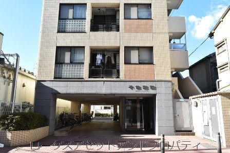 千住彩館外観｜エントランスはオートロック式で安心です。