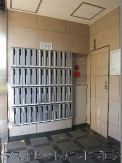 高円寺マンションのエントランスです。郵便ポストです。適宜修繕されているようですね。