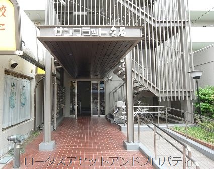 サンフラット立石｜エントランスには長めのひさしがあるので雨の日も安心です。