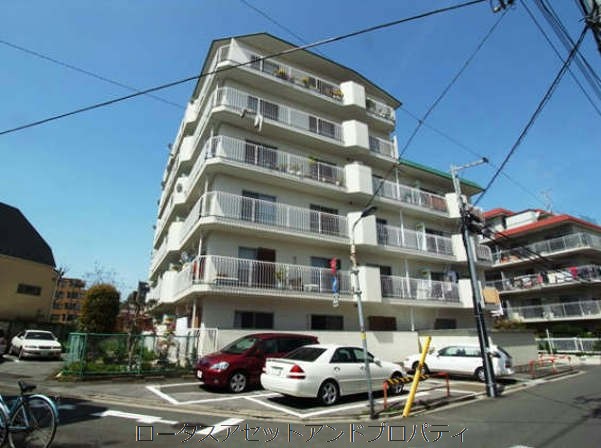 西赤羽グリーンハイツの外観写真。エントランス周辺が写っています。