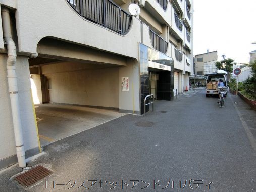 向島ハイツ　エントランス｜建物のピロティをくぐった向こう側には駐車場もあります。