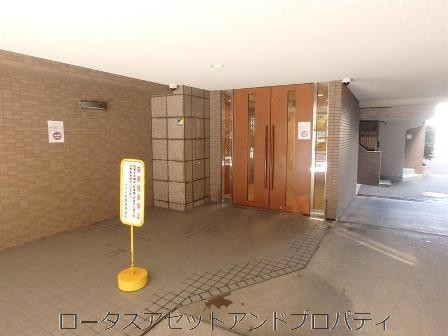 メイツ町屋5｜前面道路は交通量が比較的穏やかで、歩道も確保されています。歩きやすく、駅からのアクセスもスムーズです。