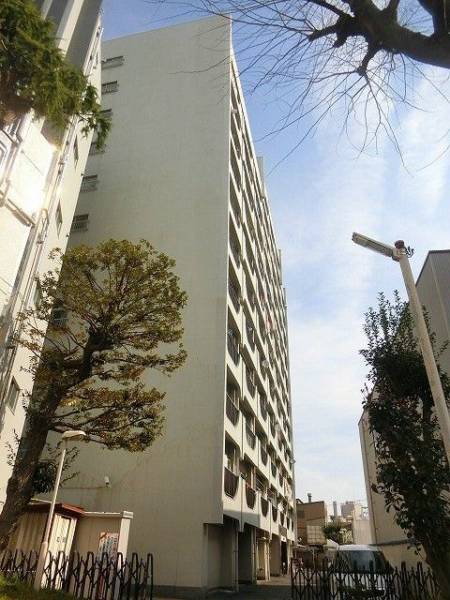 向島ハイツ外観共用部2｜とうきょうスカイツリーから徒歩１０分圏内、隅田川も徒歩圏内です。隅田川花火大会の際には屋上が開放されるのはうれしいですね。