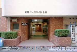 新宿パークサイド永谷のエントランス：明るい玄関周りが安心感を与えます。