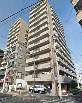 この写真の下の部分、パトカーがあるのが見えますでしょうか。１階部分が交番があるという稀有なマンションです。