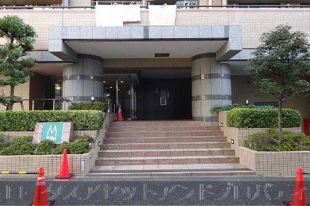 エントランスの防犯ではオートロックなども完備しています。