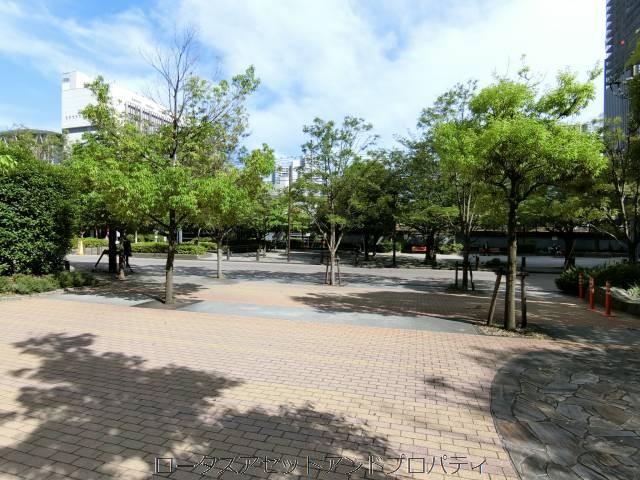 ユニーブル田町　アプローチ｜都営三田線・浅草線の「三田」からも来ることができます。公園の横を過ぎていきます。