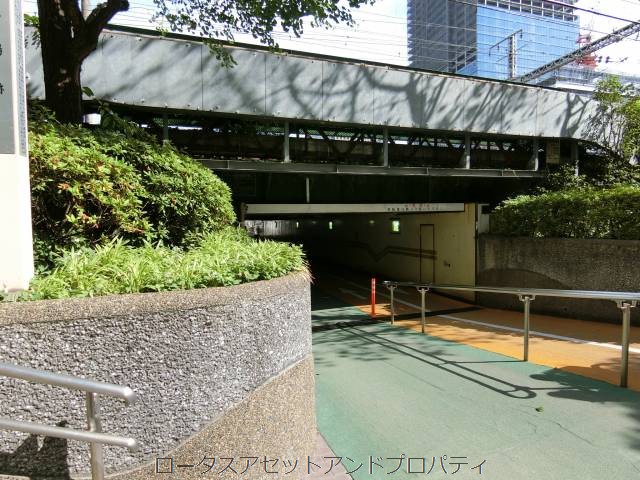 ユニーブル田町　アプローチ｜ガードをくぐります。