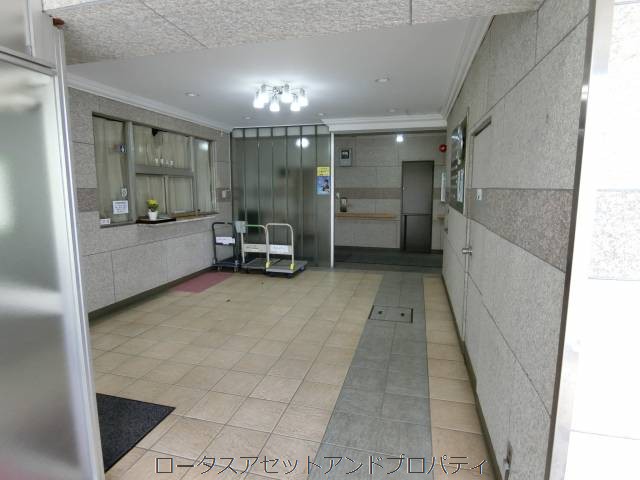 コンドミニアム上井草　エントランス｜エントランス内では管理人さんがテキパキ問う対応してくれます。
