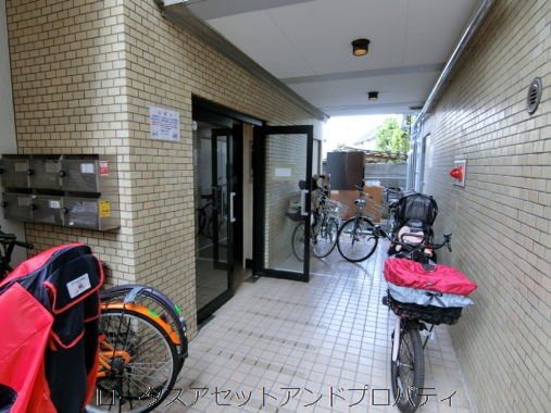 ハイファイフラット　エントランス｜小さなマンションなので、エントランスにも自転車が置いてあります。