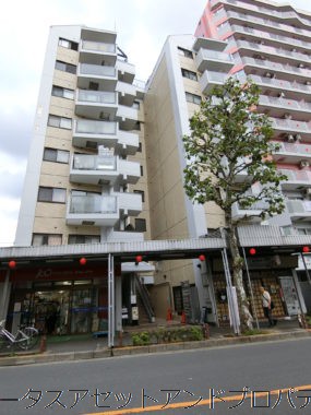 ハイファイフラット　外観｜黄色のタイル張りの建物です。アーケードがありますから雨も大丈夫ですね。