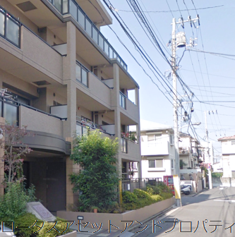 アルファグランデ葛西｜アルファグランデ葛西のエントランス周りです。建物南側にはバス事業者の駐車場があり、視界の抜けた立地となっています。
