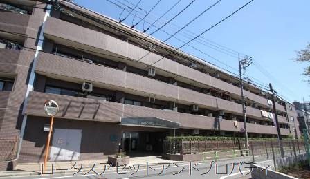 グリーンビレッジ氷川台1081｜グリーンビレッジ氷川台は、落ち着いた色調と端正なフォルムが印象的な4階建て。1996年築の低層マンションとして、穏やかな街並みに調和しています。
