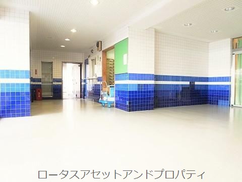 マリンシティダイヤモンドパレス5｜白と濃青のラインで彩られた壁面が特徴的で、共用ホールは清潔感のある空間に整えられています。