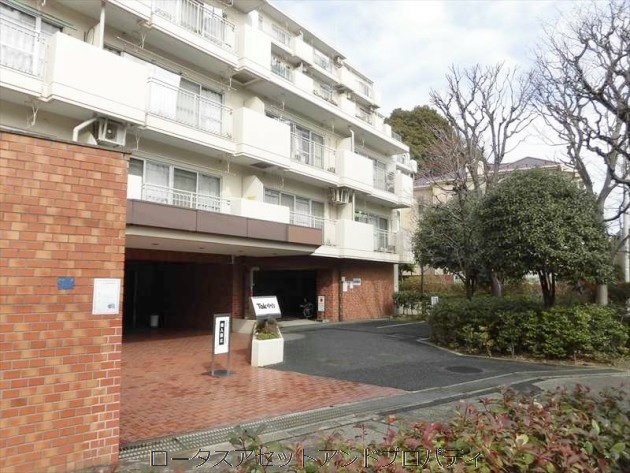 タック中台_外観2｜低層部には明るめのタイルを用い、視覚的にも安定感があります。周辺には植え込みも整備され、街並みにも配慮されています。