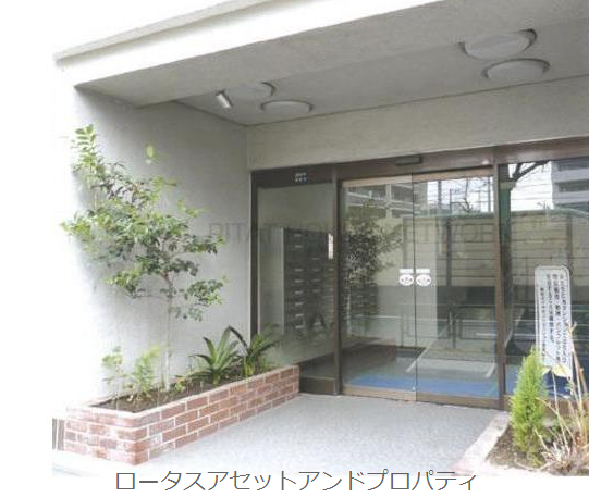 足立東和ダイヤモンドマンション２｜エントランスには屋根付きのアプローチがあり、雨の日も安心して出入りできる設計です。