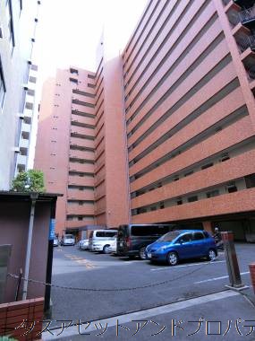 ライオンズマンション初台　外観｜駐車場も広々としたスペースを備えています。