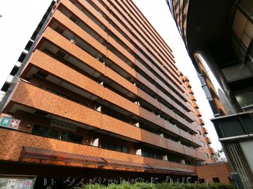 赤茶色のタイル張り外観が甲州街道沿いに伸び、低層階には歯科医院の看板も見えました。駅前でありながらも生活利便が建物に組み込まれている様子に、都心らしい密度を感じた瞬間でした。ライオンズマンション初台は、昭和53年築、14階建てのマンションです。