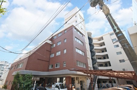 シャトー赤坂台外観2｜シャトー赤坂台の建物は段状のフォルムと赤系タイルが特徴で、ヴィンテージマンションらしい重厚感があります
