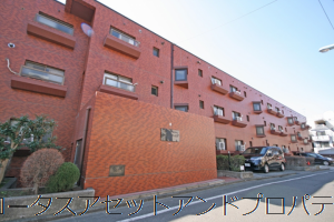 和泉サンハイツは、昭和５２年築、低層3階建ての安定感あるフォルムが特徴です。現在も周囲は静かな住宅街で、大通りに面していないため、落ち着いた暮らしが続いています。築年数を感じさせないほど丁寧に管理され、清潔感のある外観が保たれています。