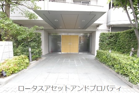 ライオンズシティ東陽町親水公園6029｜アプローチは植栽も豊かできれいです。
